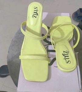 Sizes and colours are also available