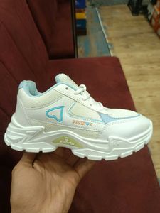 Fashionable White Sports Shoes