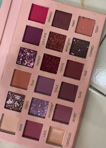 Huda Beauty Nude Pallete