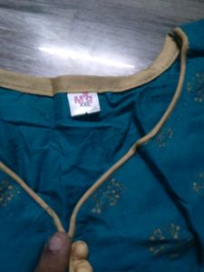 Green Coler  Aberla Type Of Top... Camer So Blou Coler...😘.                      1time Used Only.100%cotton     No Flows...