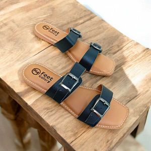 Women&#39;s Feet Gallery Black Sandals