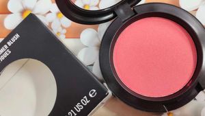 Mac Sheertone Shimmer Blush (Peachykeen)