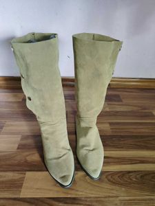 can wear in skirt pants and dress