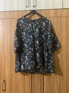 Beautiful Floral Top🖤🖤🖤