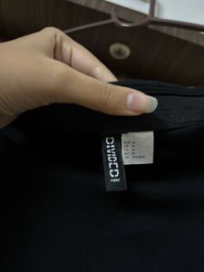 H&amp;M Chic Black Mini Skirt with Slit