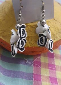 PAIR OF ROSE EARING (BLACK &amp; WHITE)