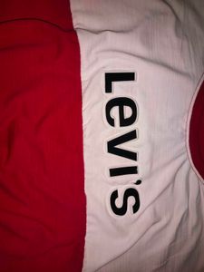 Red And White Levi&#39;s Printed Crop Top