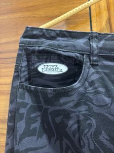 h&amp;m staright leg jeans (No fear collection)