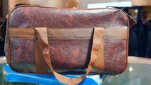 Brand New Leather Hyker Trolley Bag 🚫 No Coin