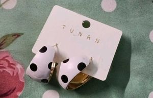 A PAIR OF KOREAN STYLE EARINGS