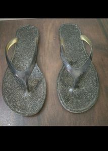 Women Maroon Shoe And Lavie Black Slipper