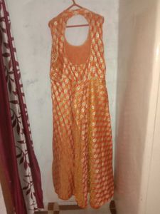 Orange sleeveless and backless gown