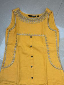 Avaasa Yellow Sleeveless Kurta