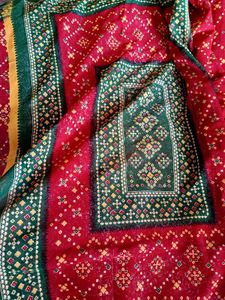 Red and green chundri print saree