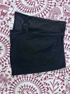 BLACK SKIRT WITH A SLIT