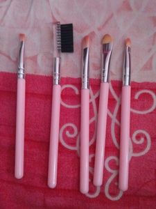 Combo-Eyeshadow Palette And Makeup Brushes