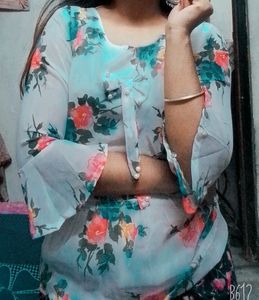 BEAUTIFUL WHITE 🤩 FLORAL TOP 🏵️🌺