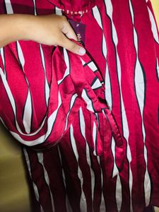 🤩Burgundy &amp; White Graphic Print Top.