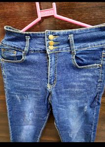 3 Button Ripped Jeans
