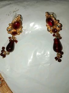 Brand 🎉🎀New🎁 Gold And Maroon Stone Studded Neck