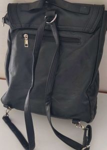 BLACK BAGPACK