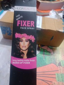 Huda Beauty The Matte Fixer