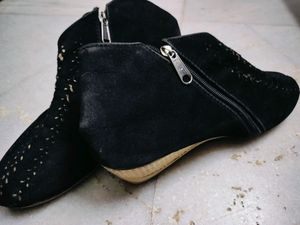 A pair of black regular boots,high-top ankle