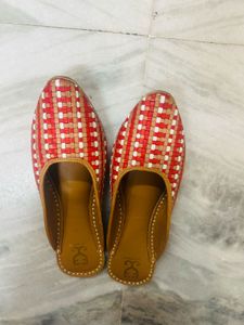 Handwoven Red & Beige Juttis