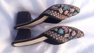 Floral Embroidered sandal 👡