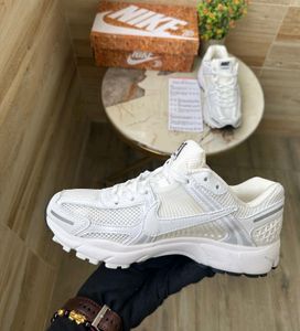 NIKE ZOOM VOMERO 5 ❤️