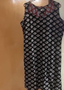 Patterned Sleeveless Kurti with collar