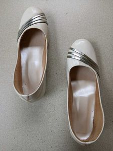 Elegant White Low-Heel Flats with Metallic Detail