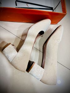 Beautiful Strong Lino Perros Off White Heels
