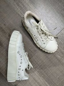 Casual white stud shoes