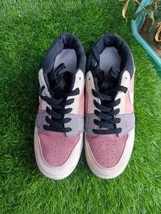 Trendy color-block sneakers