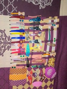BUY ATLEAST 3 Hair Clips✨