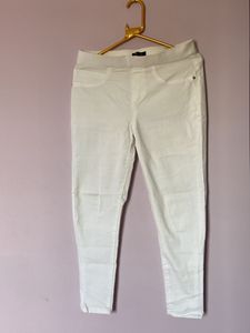 Women White Geggins Or Srechable Jeans