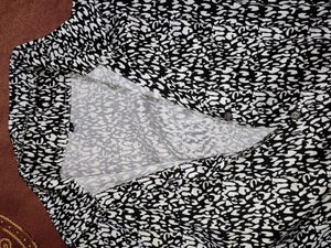 Patterned 3buttons crop top