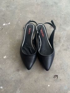 Chic Black Slingback Flats