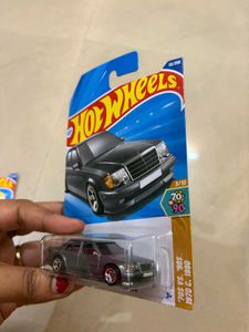 Hot Wheels Mercedes-Benz 500 E &amp; Ferrari
