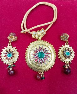 Beautiful Ethenic Pendent Set