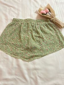 *NEW*Green Mini Skirt With Shorts Attached 💚
