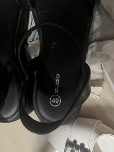 Black Zudio Sandals
