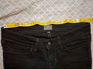 Black Levi&#39;s jeans (Low rise)