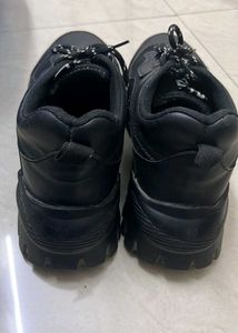 Stylish Black Sneakers - Unisex - Like New - With