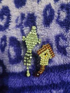 Small Saree Pin With Stone.