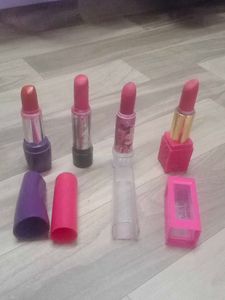 Set Of 4 Lipsticks With Red Lipliner