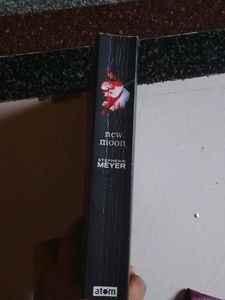 New Moon by Stephenie Meyer