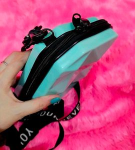 Beautiful✨Brand New Box Style Sling Bag✨💕
