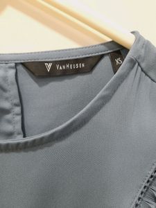 2 tops of Van Heusen and fig round neck top